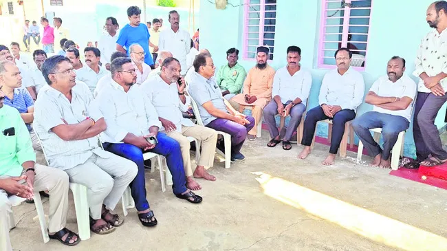 అంత్యక్రియలకు మాజీ మంత్రులు హాజరు