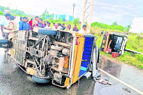 రోడ్డు ప్రమాదంలో  నలుగురికి గాయాలు 