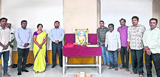 మహాత్ముడికి ఘన నివాళి