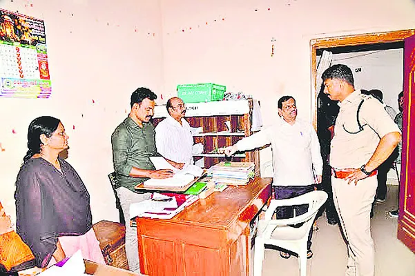 డీపీవో ఉద్యోగులు సమయపాలన పాటించాలి 