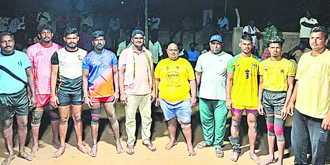 చెడుగుడు పోటీ విజేత నెల్లూరు పల్లాలమ్మ జట్టు 