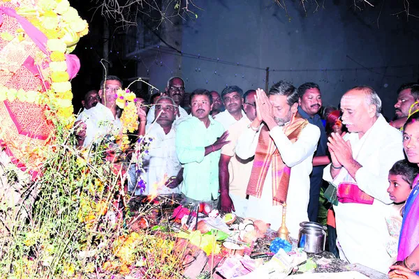 శమీ వృక్షానికి పూజ 