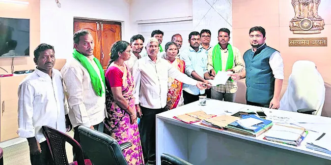 సాగుకు అవకాశం  కల్పించాలని ఆదివాసీల వినతి
