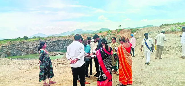 లీజు ఒకచోట.. తవ్వింది మరోచోట 