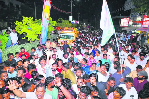ప్రముఖుల నివాళి 
