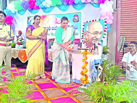 సత్ప్రవర్తనతో మెలగాలి 
