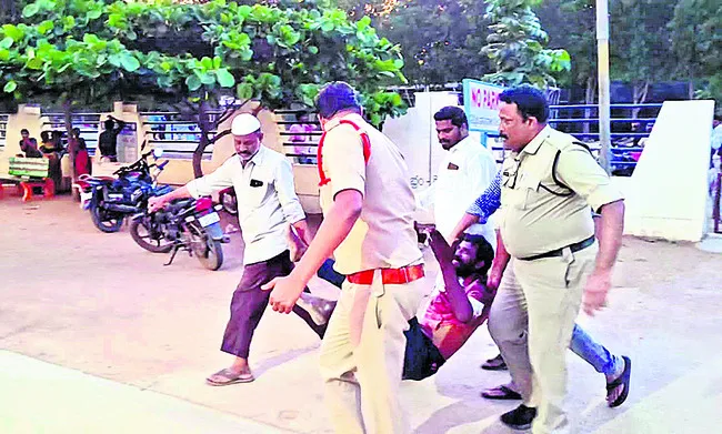 గొంతు కోసుకుని.. ఆస్పత్రి నుంచి పరుగు తీసి! 