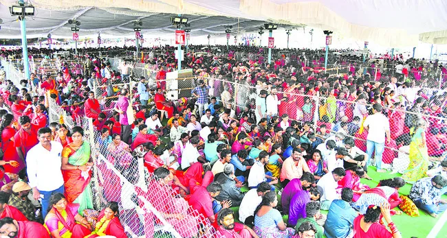 కొనసాగుతున్న భవానీల రద్దీ.. 