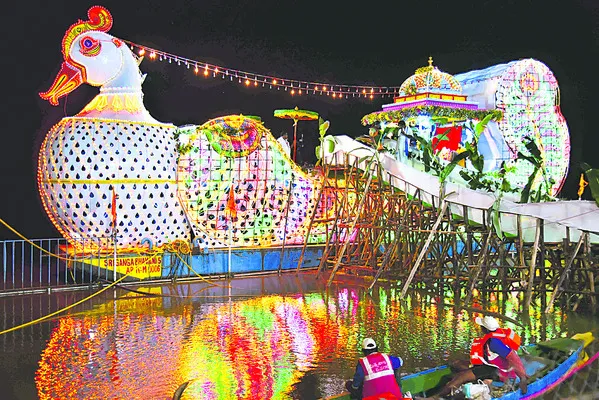 దుర్గమ్మ రాకతో పులకించిన కృష్ణాతీరం 