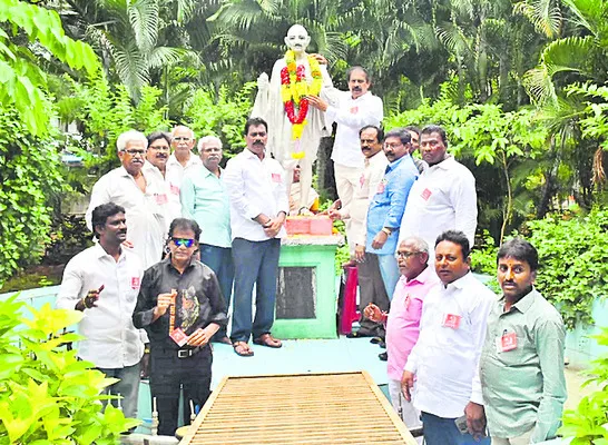 శాంతియుత ఉద్యమాల పితామహుడు గాంధీజీ 