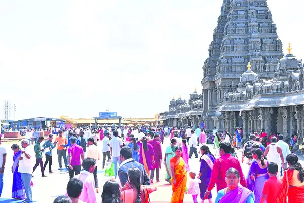యాదగిరిగుట్టకు తరలివచ్చిన భక్తులు 