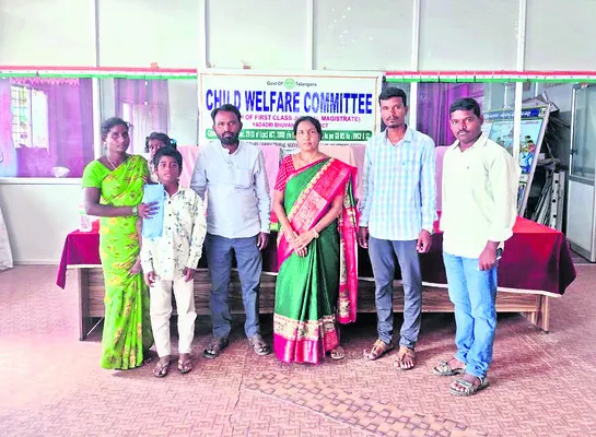 తప్పిపోయిన బాలుడిని తల్లిదండ్రులకు అప్పగింత