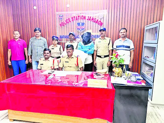 నకిలీ కానిస్టేబుల్‌ అరెస్ట్‌ 