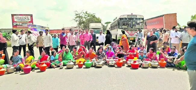 తాగునీటి సమస్య పరిష్కరించాలని ఆందోళన 