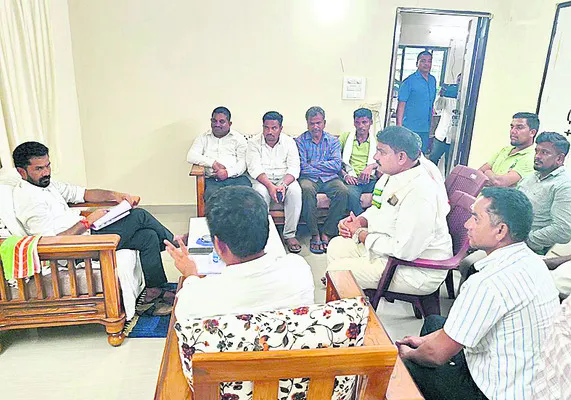 ‘స్థానిక ఎన్నికల్లో సమష్టిగా పనిచేయాలి’
