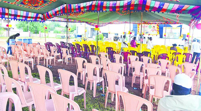ఆర్భాటం తప్ప..సాయం అంతంత మాత్రమే 