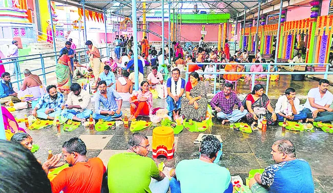 శనైశ్చరునికి ప్రత్యేక  పూజలు, తైలాభిషేకాలు 