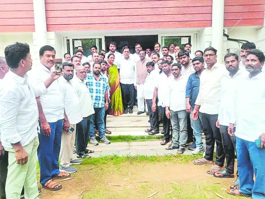నర్సింహారెడ్డిని తొలగించలేదు