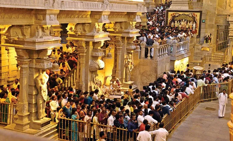 Yadagirigutta Temple Crowded with Devotees