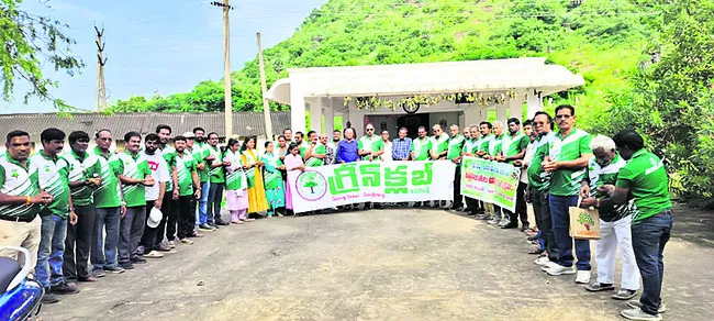 విత్తన బంతులతో వెల్లివిరిసే పచ్చదనం 