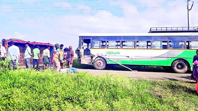 ఆర్టీసీ బస్సు, ట్రాక్టర్‌ ఢీ 