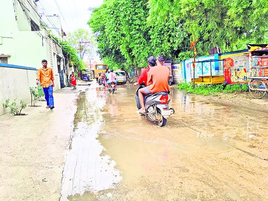 కాలువలు లేక.. నీరు ముందుకు కదలక