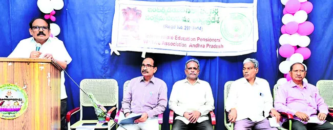 విశ్రాంత అధ్యాపకుల సమస్యలను పరిష్కరించాలి 