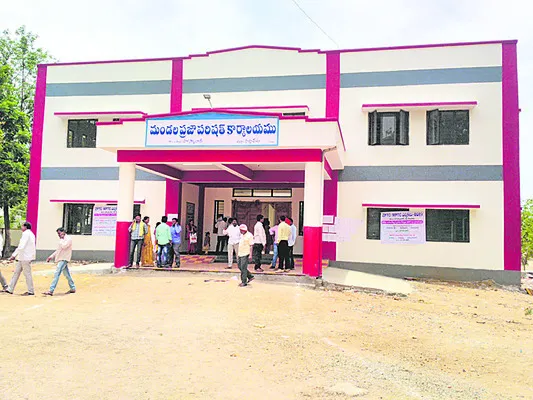 వాస్తు మార్చినా వేటు తప్పలే!
