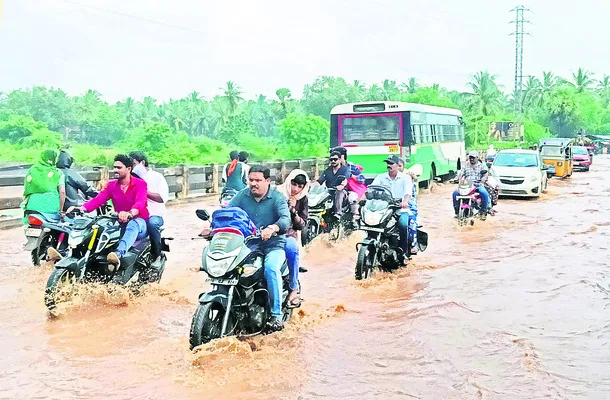 ముంచెత్తిన వాన.. ప్రయాణానికి హైరానా 