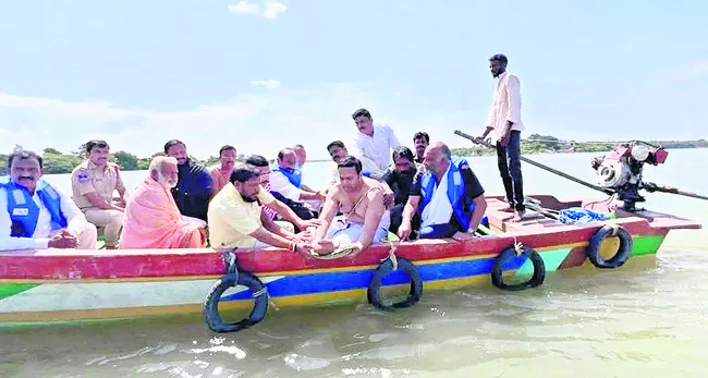 వాడపల్లి వద్ద ఆర్డీఆర్ అస్థికలు నిమజ్జనం