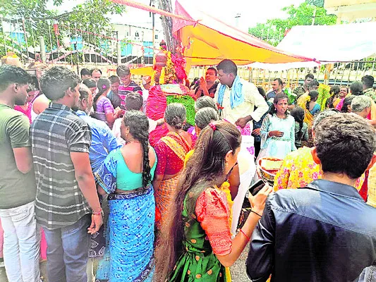వనదేవతలకు మొక్కులు