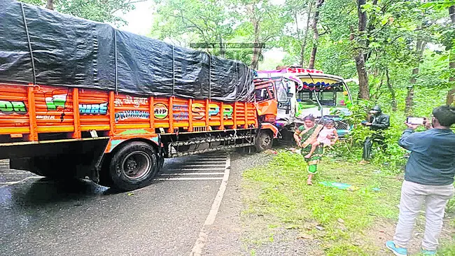 బస్సు, ట్రక్ ఢీ ఒకరు మృతి