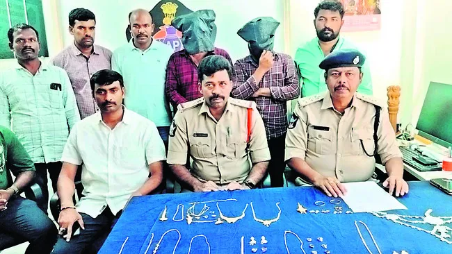 ఇద్దరు చైన్స్నాచర్స్ అరెస్టు