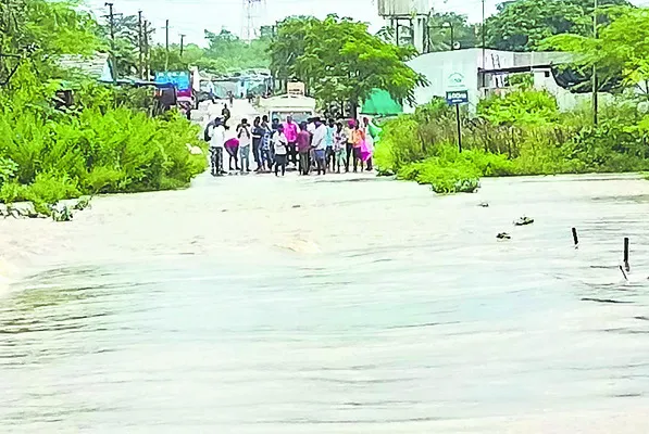 ఆరు గ్రామాలకు నిలిచిన రాకపోకలు