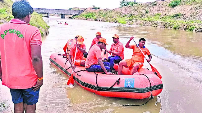 గల్లంతైన వ్యక్తి ఆచూకీ కోసం ముమ్మర గాలింపు 