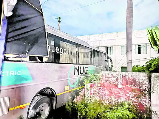 హైస్కూల్ ప్రహరీని ఢీకొన్న ప్రైవేటు బస్సు
