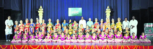 సమ్మోహనభరితం.. నృత్యవిన్యాసం 
