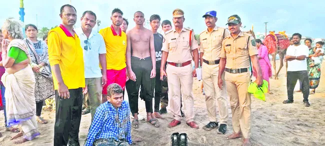 యువకులను రక్షించిన లైఫ్‌గార్డ్స్‌ 