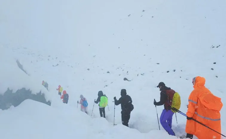 Mount Everest: Rescue under way after hundreds trapped Details
