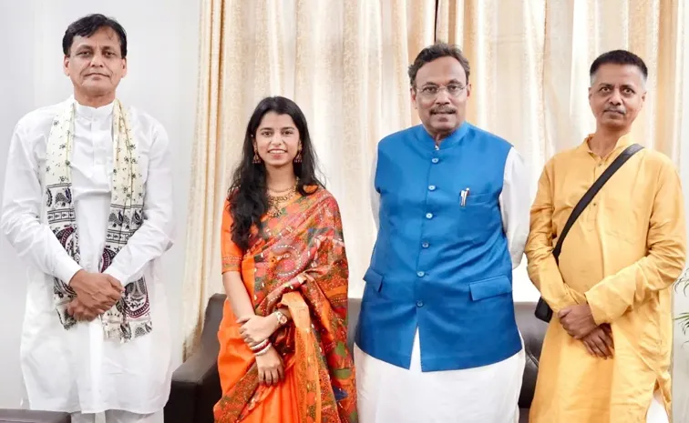 Maithili Thakur to contest Bihar elections meets BJP leaders
