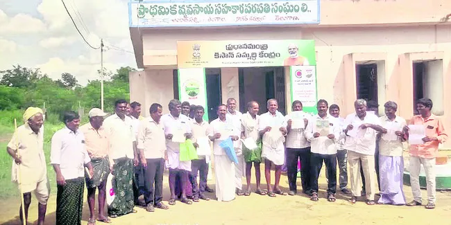 రాయితీ విత్తనాల కోసం రైతుల ఆందోళన 