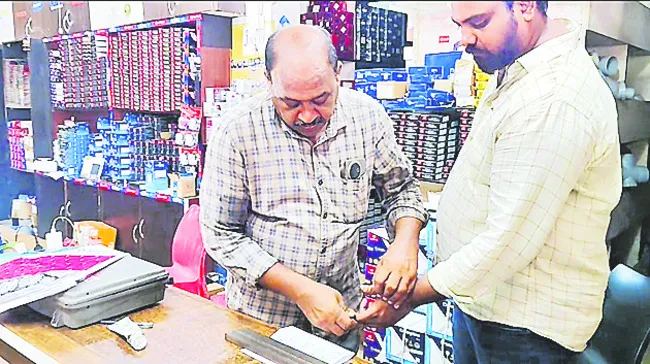 రెండు షాపుల్లో చోరీలు