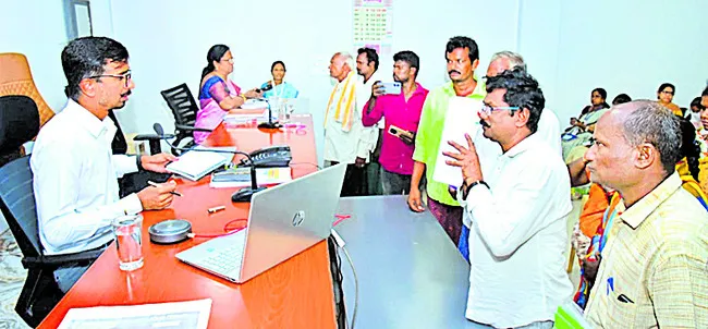 ప్రజా సమస్యల పరిష్కారంలో అధికారులు బాధ్యతతో పని చేయాలి