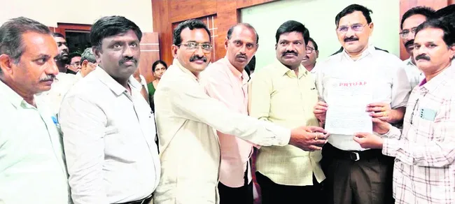 టీఈటీపై రివ్యూ పిటిషన్ వేయాలి