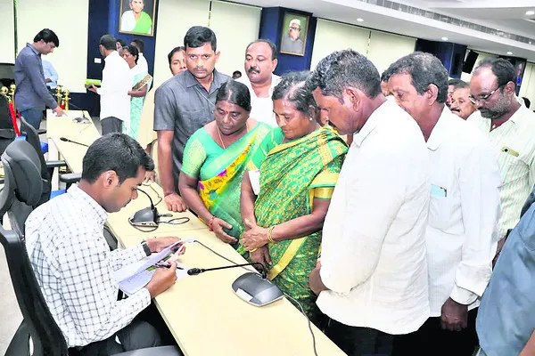 ప్రాధాన్యత ప్రకారం ఫిర్యాదుల పరిష్కారం