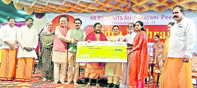 విద్యార్థులకు ఉపకార వేతనాలు