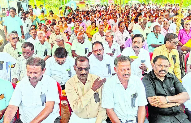 నల్లబ్యాడ్జీలతో సహకార బ్యాంకు ఉద్యోగుల ఆందోళన 