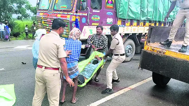 రోడ్డు ప్రమాదంలో ఇద్దరు దుర్మరణం