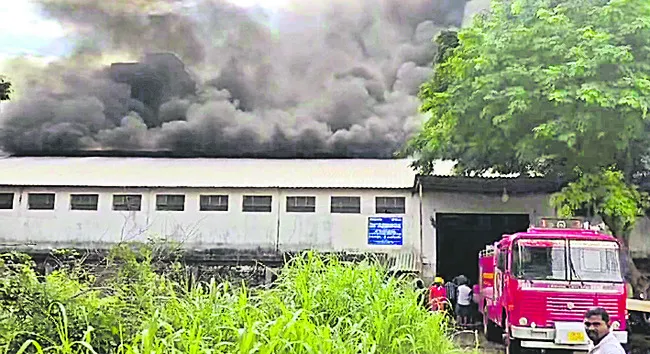 గోదాములో అగ్ని కీలలు