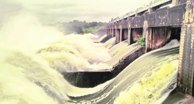 ‘సాగర్’ ఐదు గేట్లు ఎత్తివేత